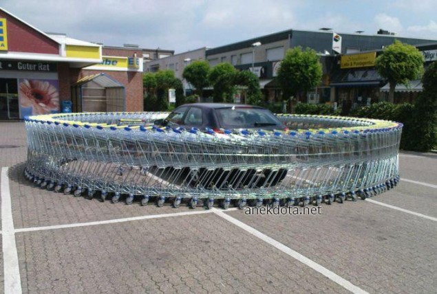 Περικυκλωμένος απο καροτσάκια 